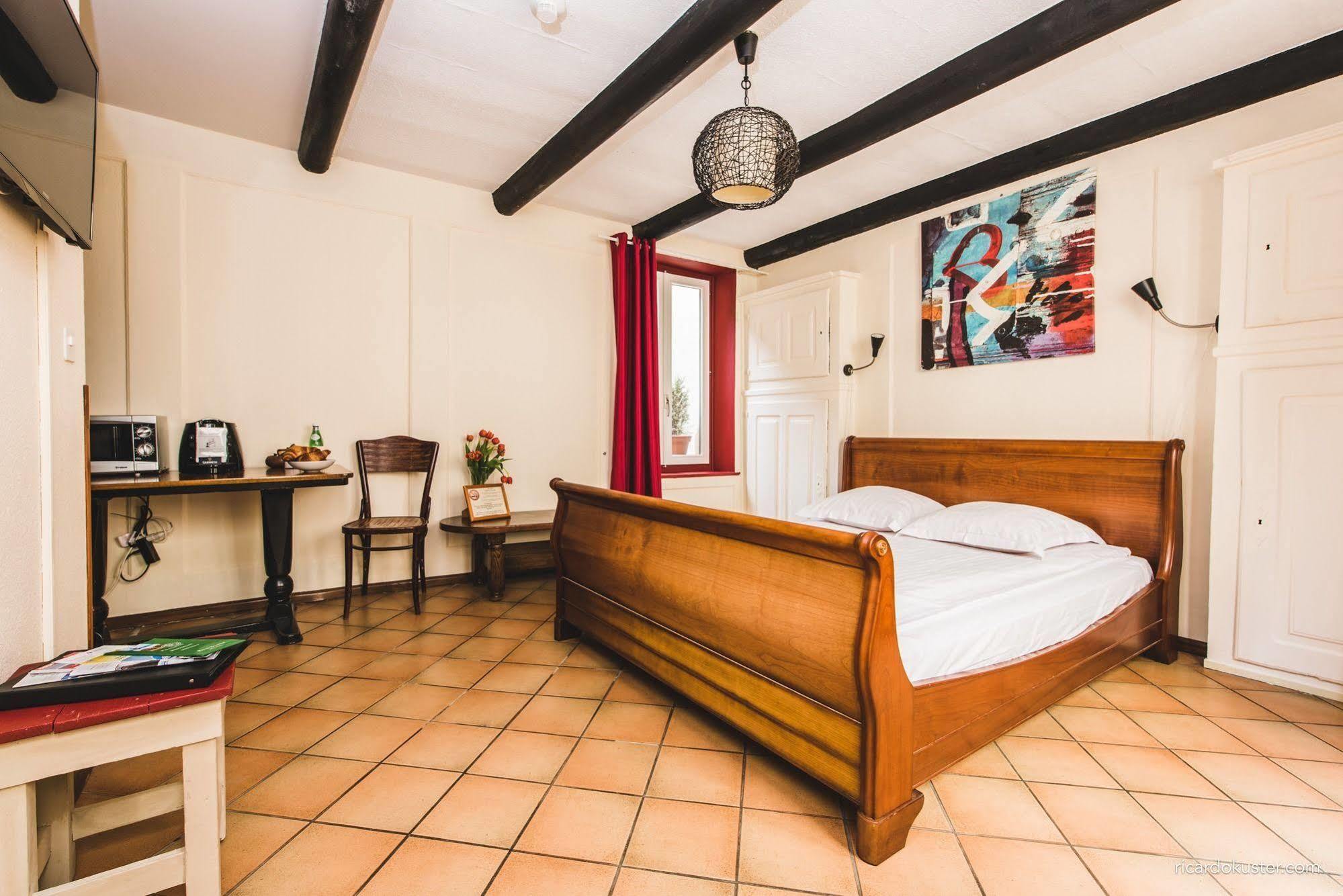 Aux Chambres Du Banneret Neuchatel Exterior photo