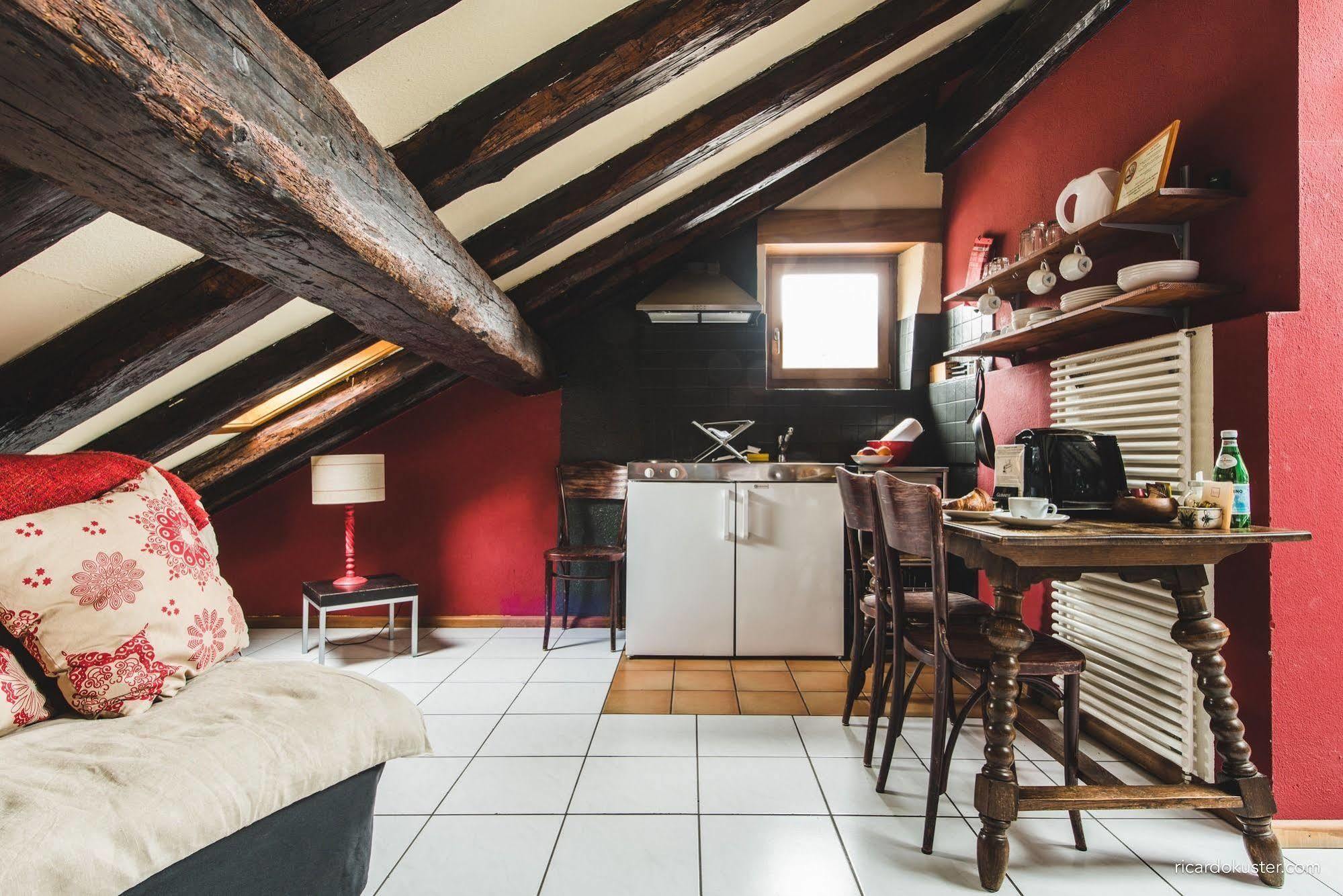 Aux Chambres Du Banneret Neuchatel Exterior photo